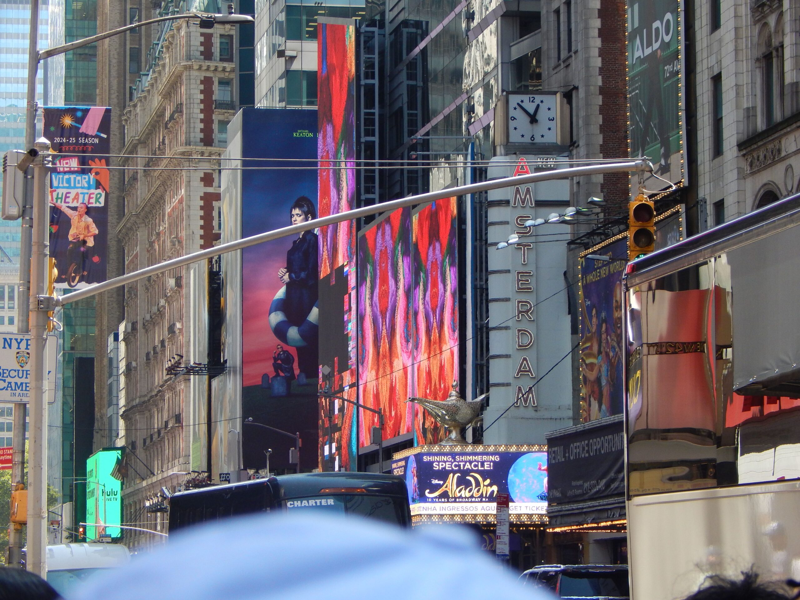 Vista de Times Square con los carteles luminosos de los teatros de Broadway