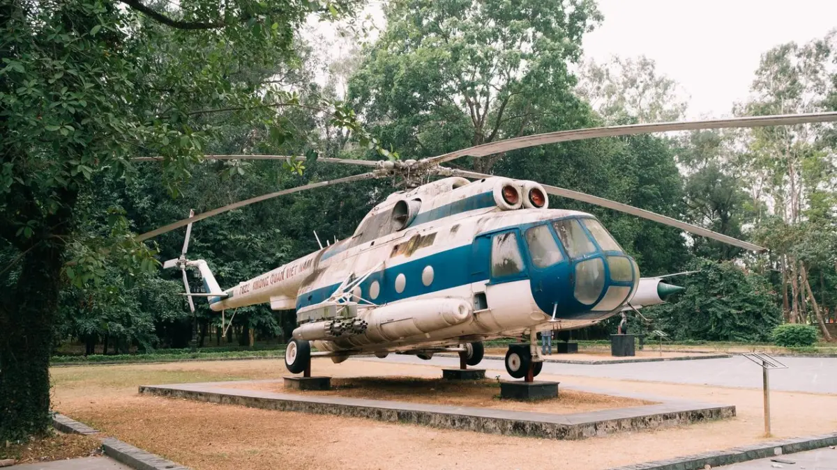 Helicóptero vintage expuesto en el museo de la Guerra de Vietnam