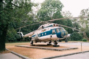 Helicóptero vintage expuesto en el museo de la Guerra de Vietnam