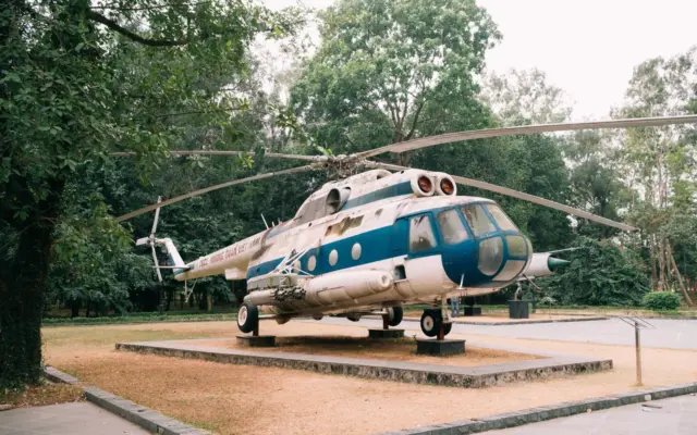 Helicóptero vintage expuesto en el museo de la Guerra de Vietnam