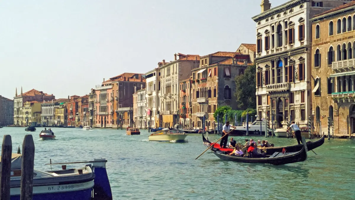 Góndolas navegando por el Gran Canal de Venecia