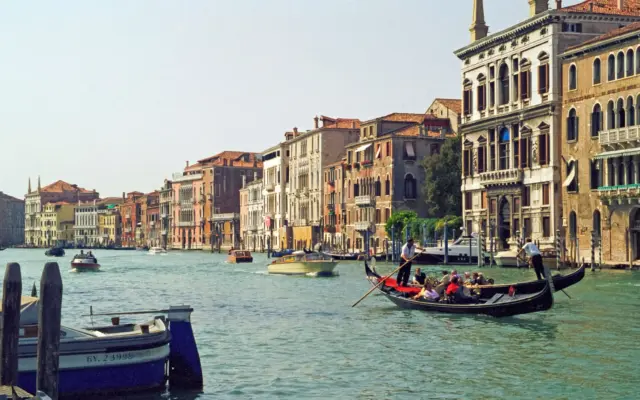 Góndolas navegando por el Gran Canal de Venecia