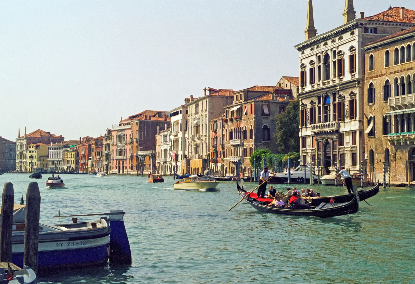 Góndolas navegando por el Gran Canal de Venecia