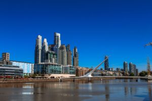 Skyline de Puerto Madero en Buenos Aires con el Puente de la Mujer