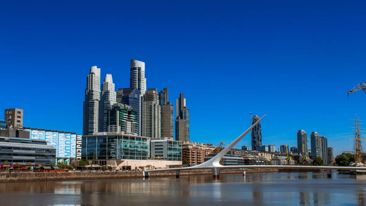 Skyline de Puerto Madero en Buenos Aires con el Puente de la Mujer