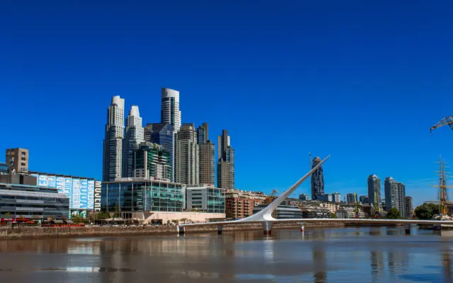 Skyline de Puerto Madero en Buenos Aires con el Puente de la Mujer
