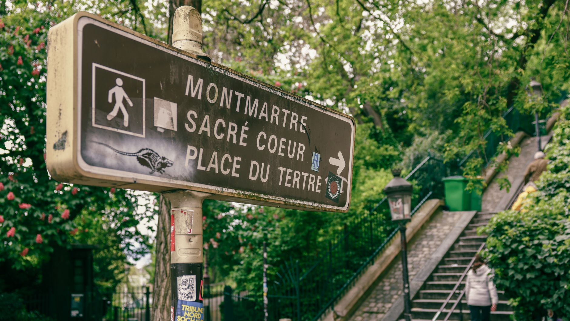 Montmartre: guía del barrio bohemio de París en 2026 2 Pintores callejeros en la Place du Tertre, Montmartre