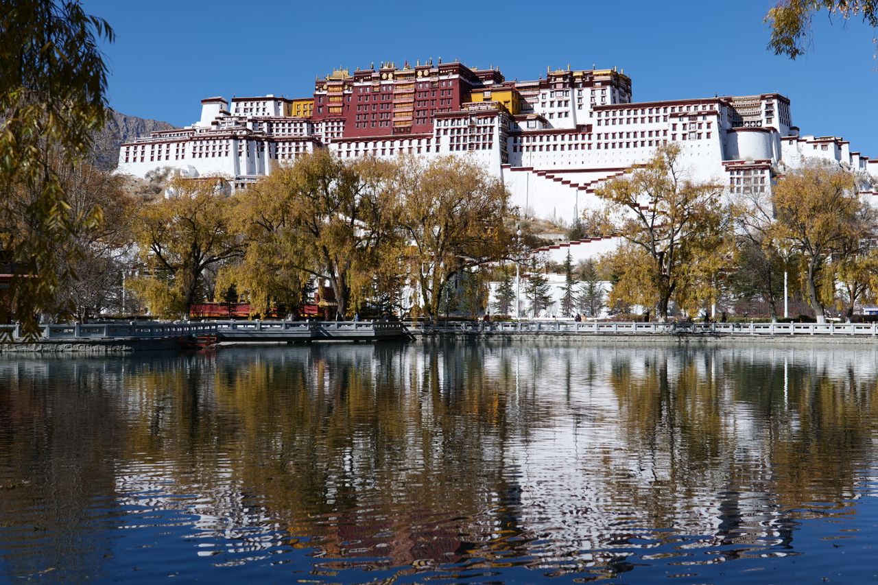 Reflejo del Palacio de Potala en el lago frente a Lhasa