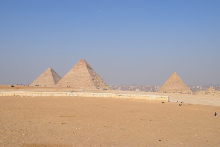 Home Elementor 4 Vista de las pirámides de Giza bajo un cielo despejado, cerca del Gran Museo Egipcio