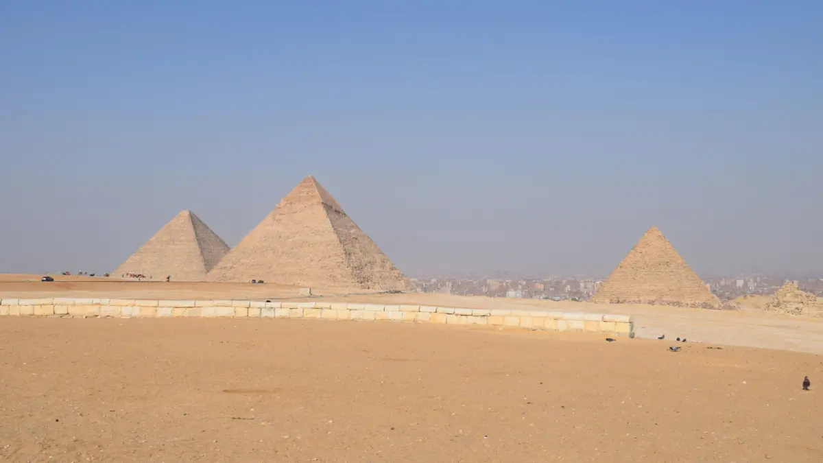 Vista de las pirámides de Giza bajo un cielo despejado, cerca del Gran Museo Egipcio