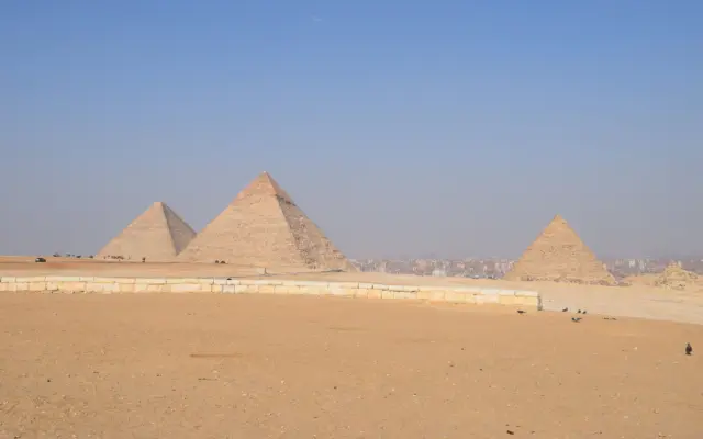 Vista de las pirámides de Giza bajo un cielo despejado, cerca del Gran Museo Egipcio