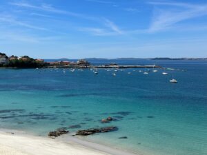 Vista de la Ría de Vigo desde una playa tranquila