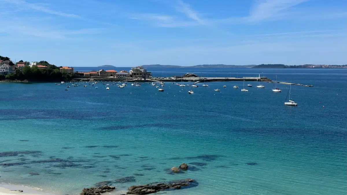 Vista de la Ría de Vigo desde una playa tranquila