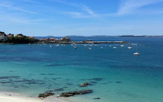 Vista de la Ría de Vigo desde una playa tranquila