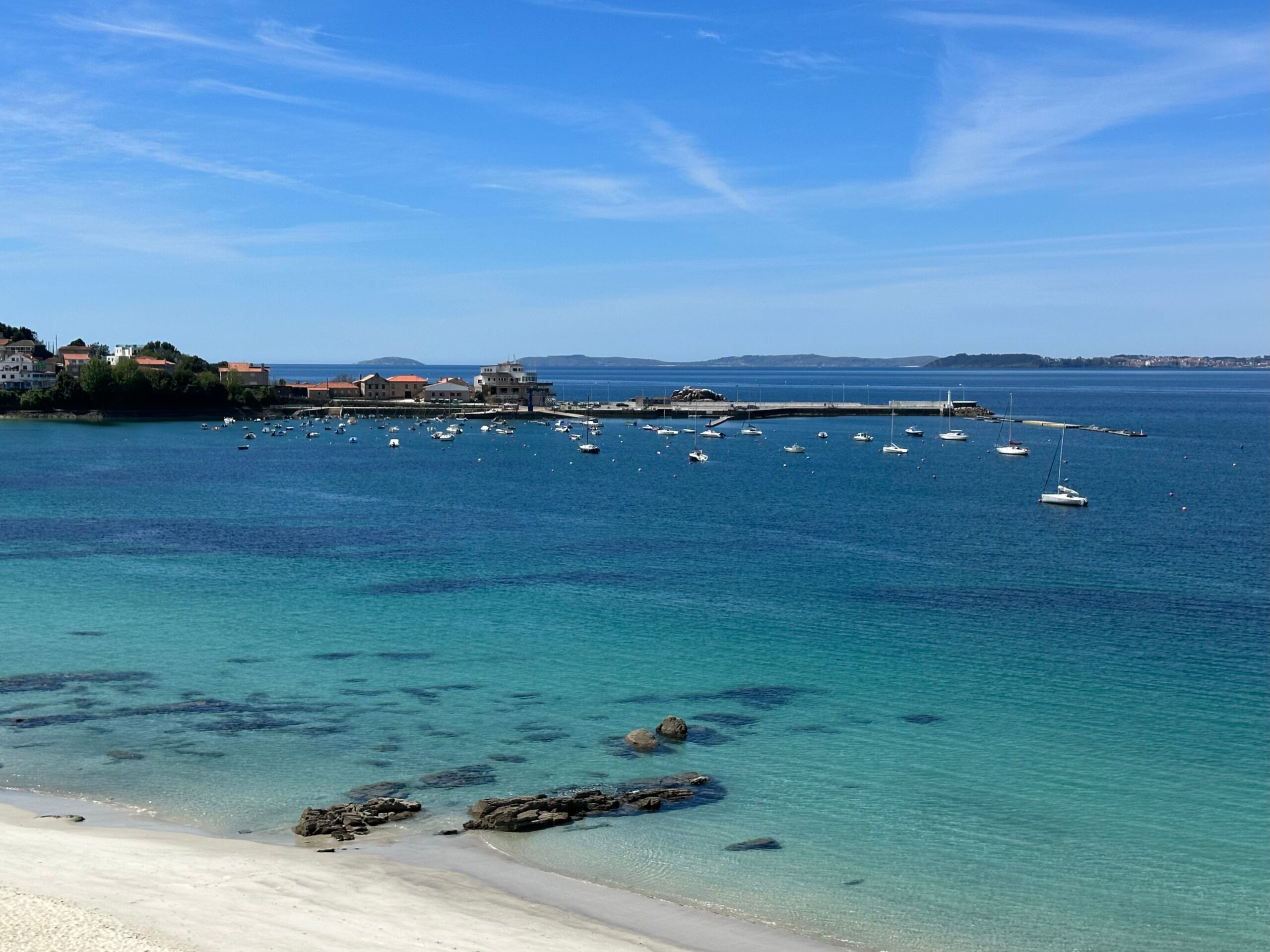 Fiesta de la Ostra de Arcade: guía completa 1 Vista de la Ría de Vigo desde una playa tranquila