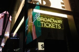 Cartel de neón de Broadway con entradas para espectáculos en Nueva York de noche
