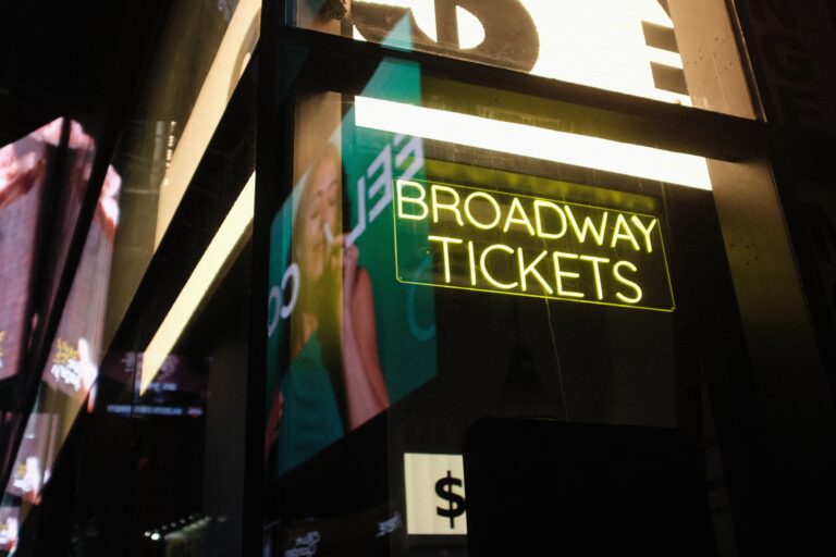 Home Elementor 6 Cartel de neón de Broadway con entradas para espectáculos en Nueva York de noche