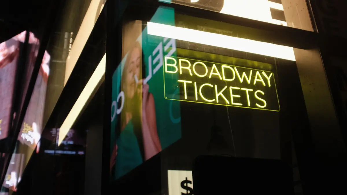 Cartel de neón de Broadway con entradas para espectáculos en Nueva York de noche