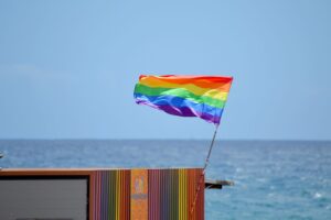 Bandera arcoiris ondeando en la playa de Maspalomas, destino LGBT-friendly de España