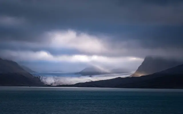 Glaciar en Svalbard bajo un cielo nuboso en el Ártico