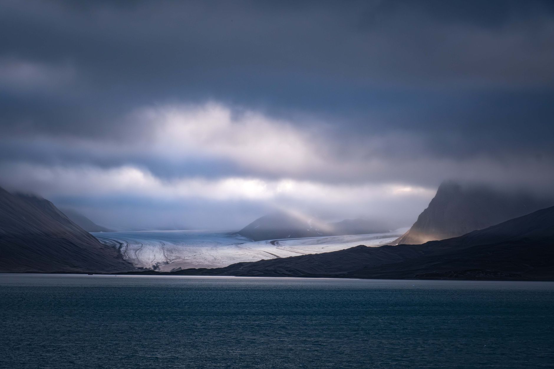 Glaciar en Svalbard bajo un cielo nuboso en el Ártico
