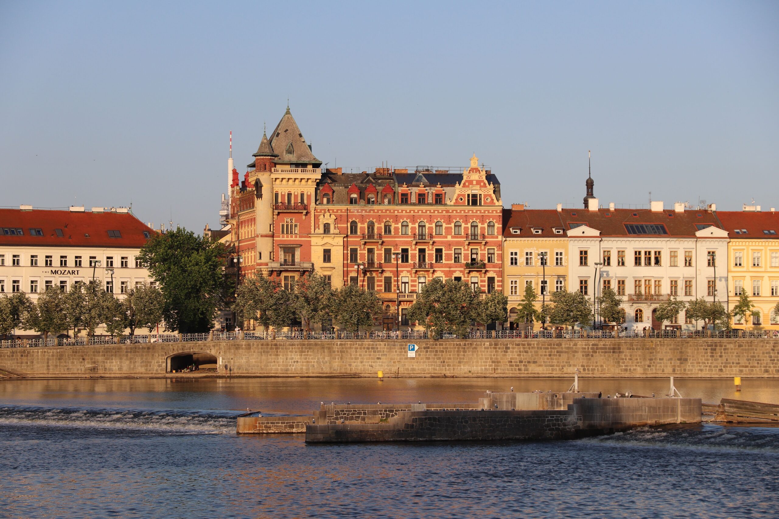 Edificios coloridos junto al río Vltava en Praga vistos desde Vysehrad