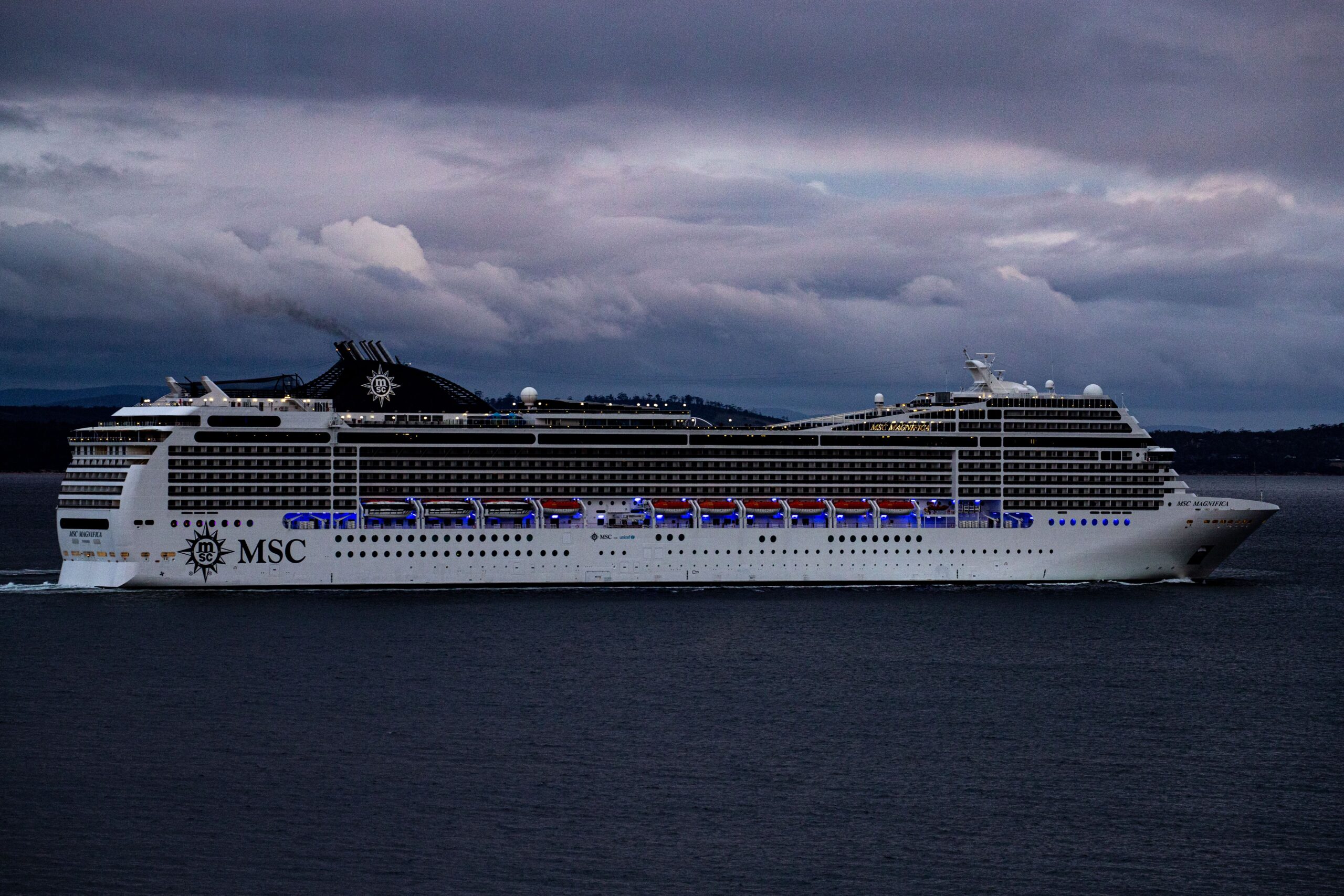 Crucero navegando en el mar