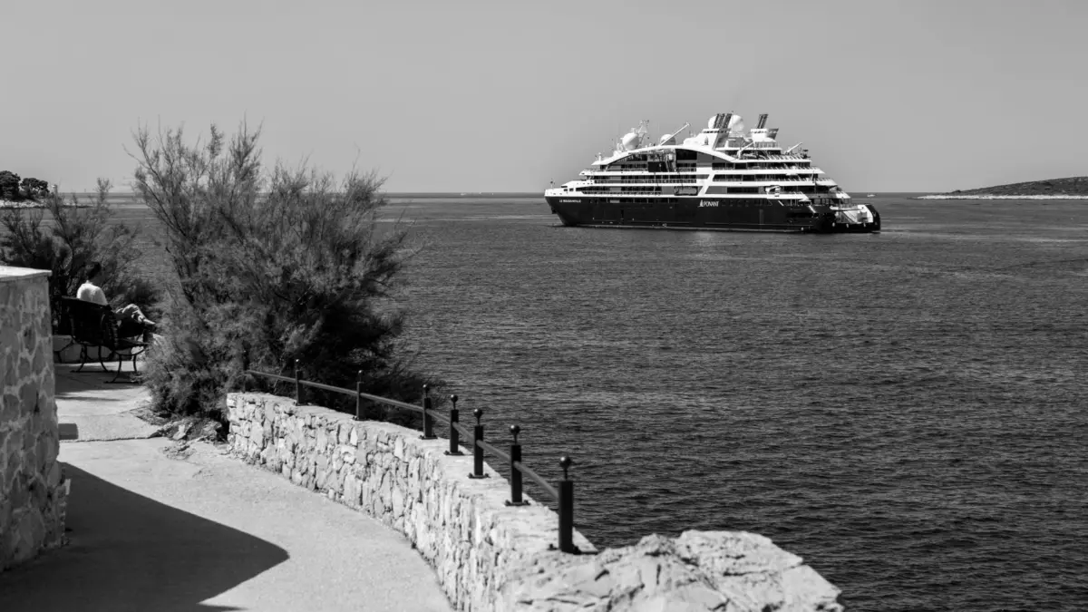Crucero en el Mediterráneo, barco grande en puerto
