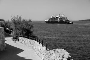 Crucero en el Mediterráneo, barco grande en puerto
