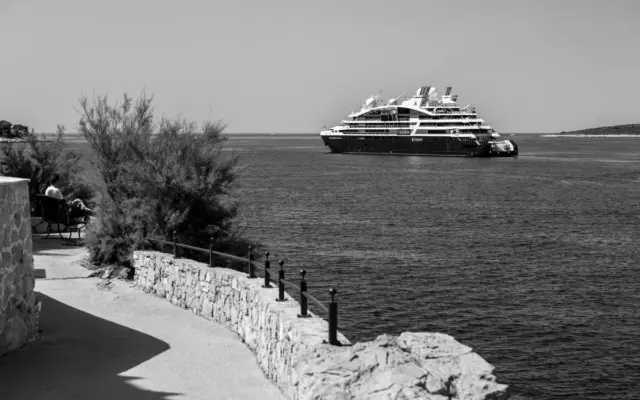 Crucero en el Mediterráneo, barco grande en puerto