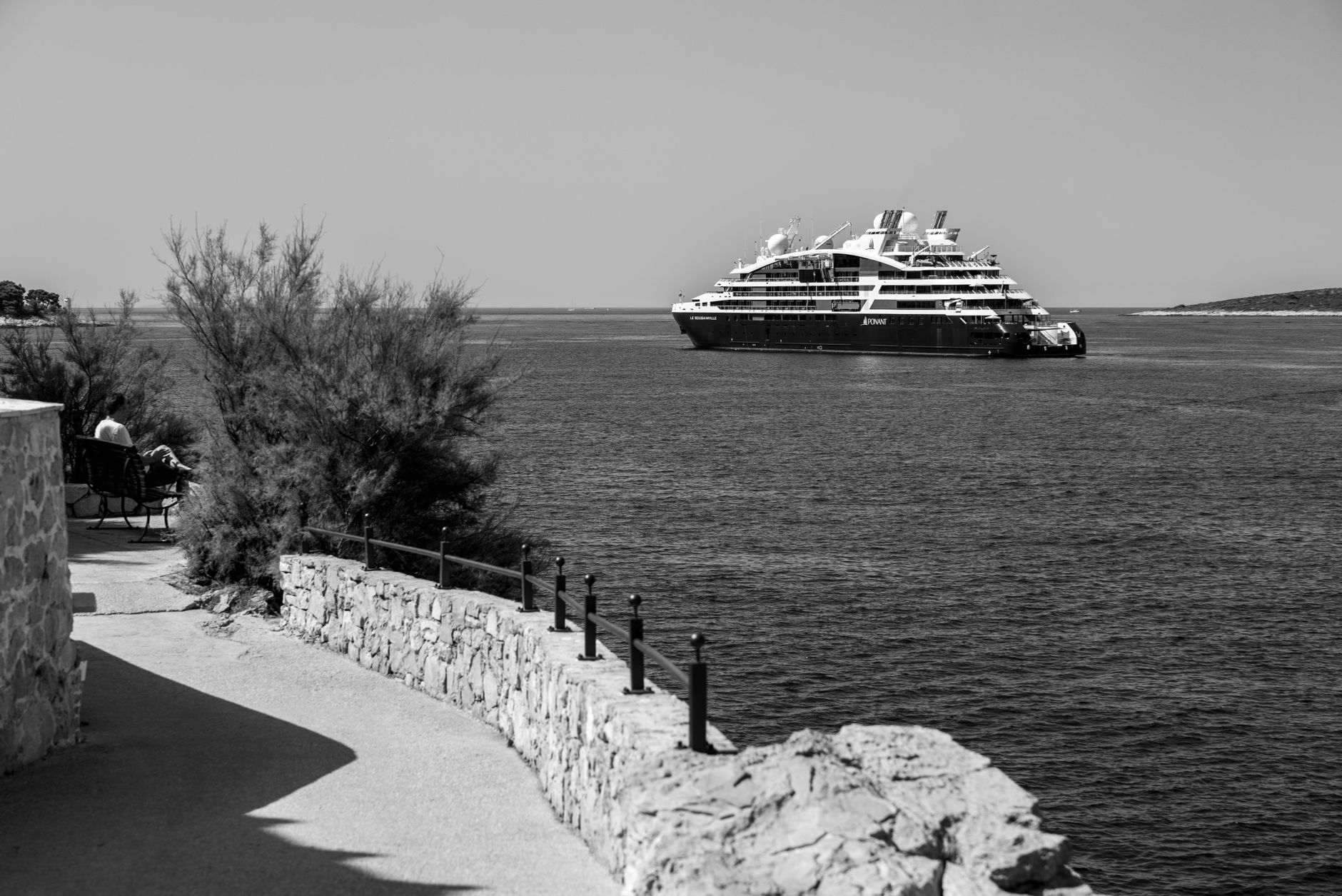 Crucero en el Mediterráneo, barco grande en puerto