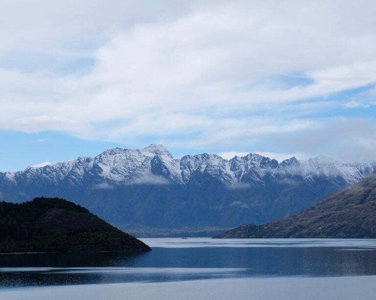 Montañas y lago en Nueva Zelanda
