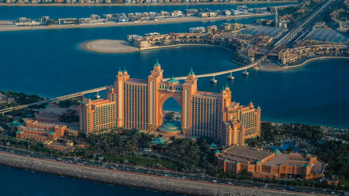 Vista aérea del resort Atlantis The Palm en Dubái, junto a las islas artificiales de Palm Jumeirah