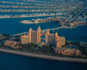 Vista aérea del resort Atlantis The Palm en Dubái, junto a las islas artificiales de Palm Jumeirah