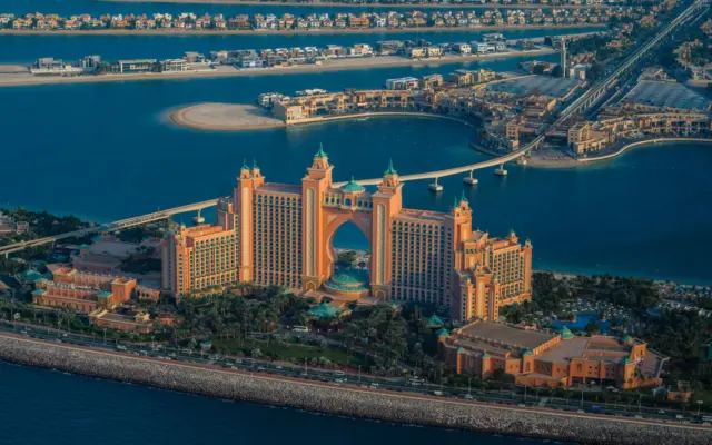 Vista aérea del resort Atlantis The Palm en Dubái, junto a las islas artificiales de Palm Jumeirah