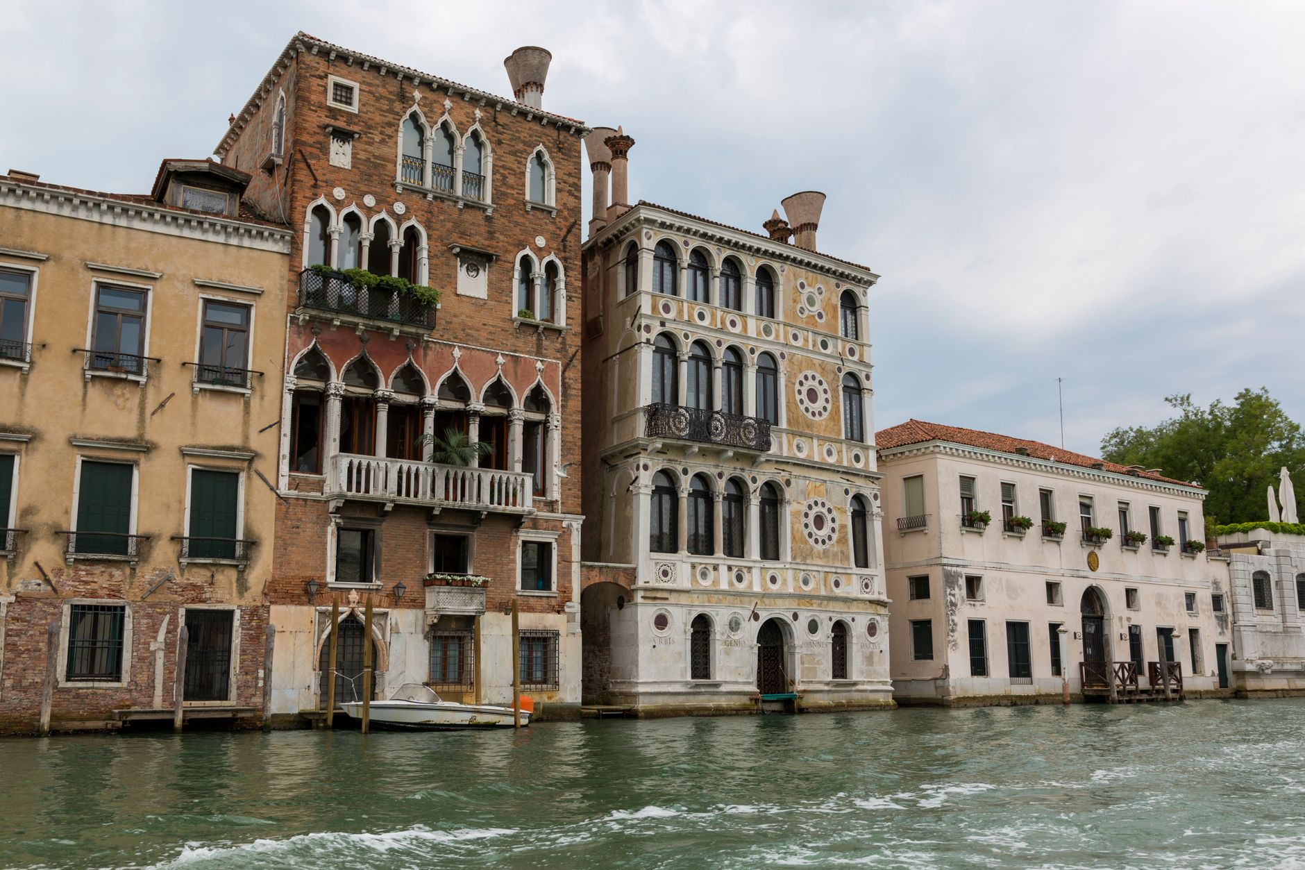 Palazzo Grassi en Venecia: arte contemporáneo frente al Gran Canal 2 Edificios históricos venecianos junto al Gran Canal