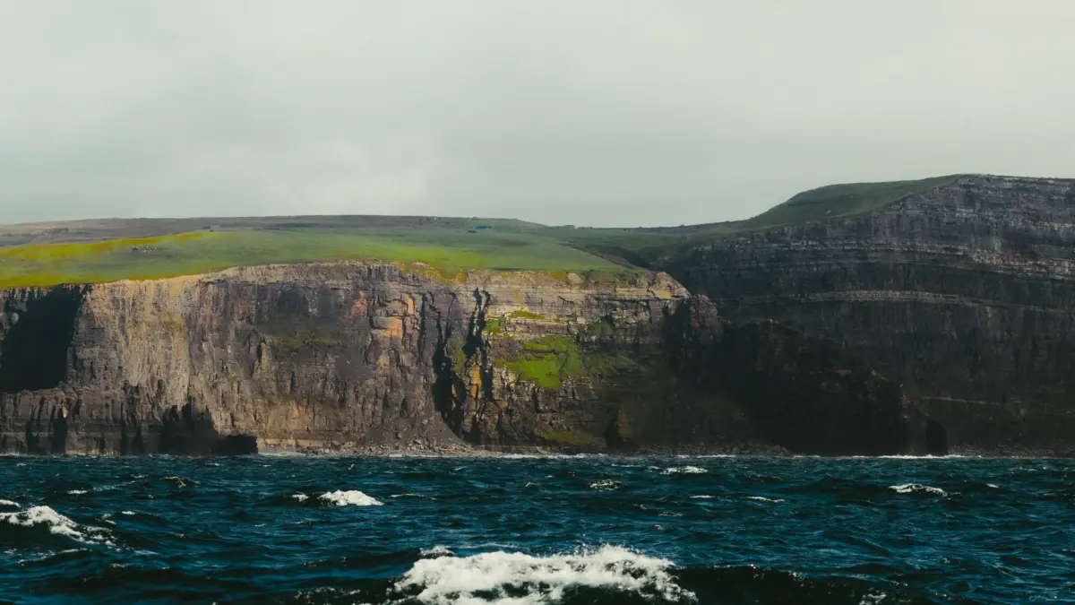 Costa e acantilados verdes de Irlanda