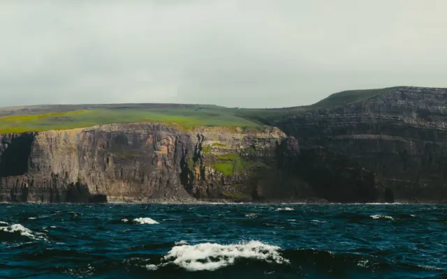 Costa e acantilados verdes de Irlanda