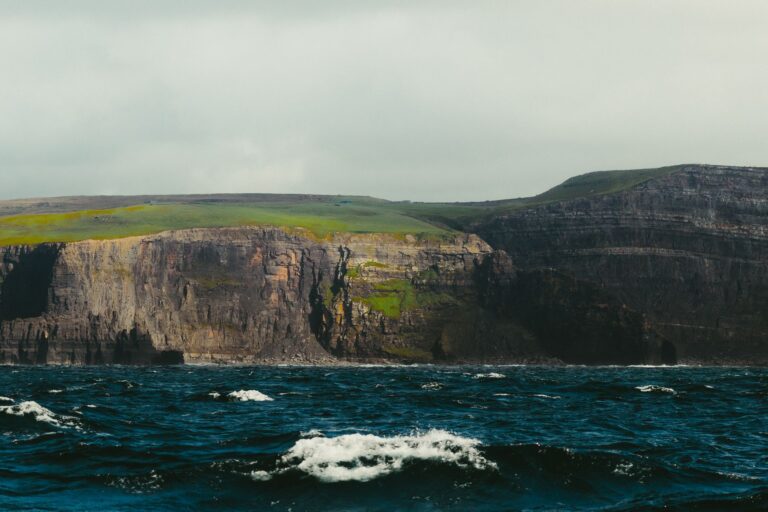 Costa e acantilados verdes de Irlanda