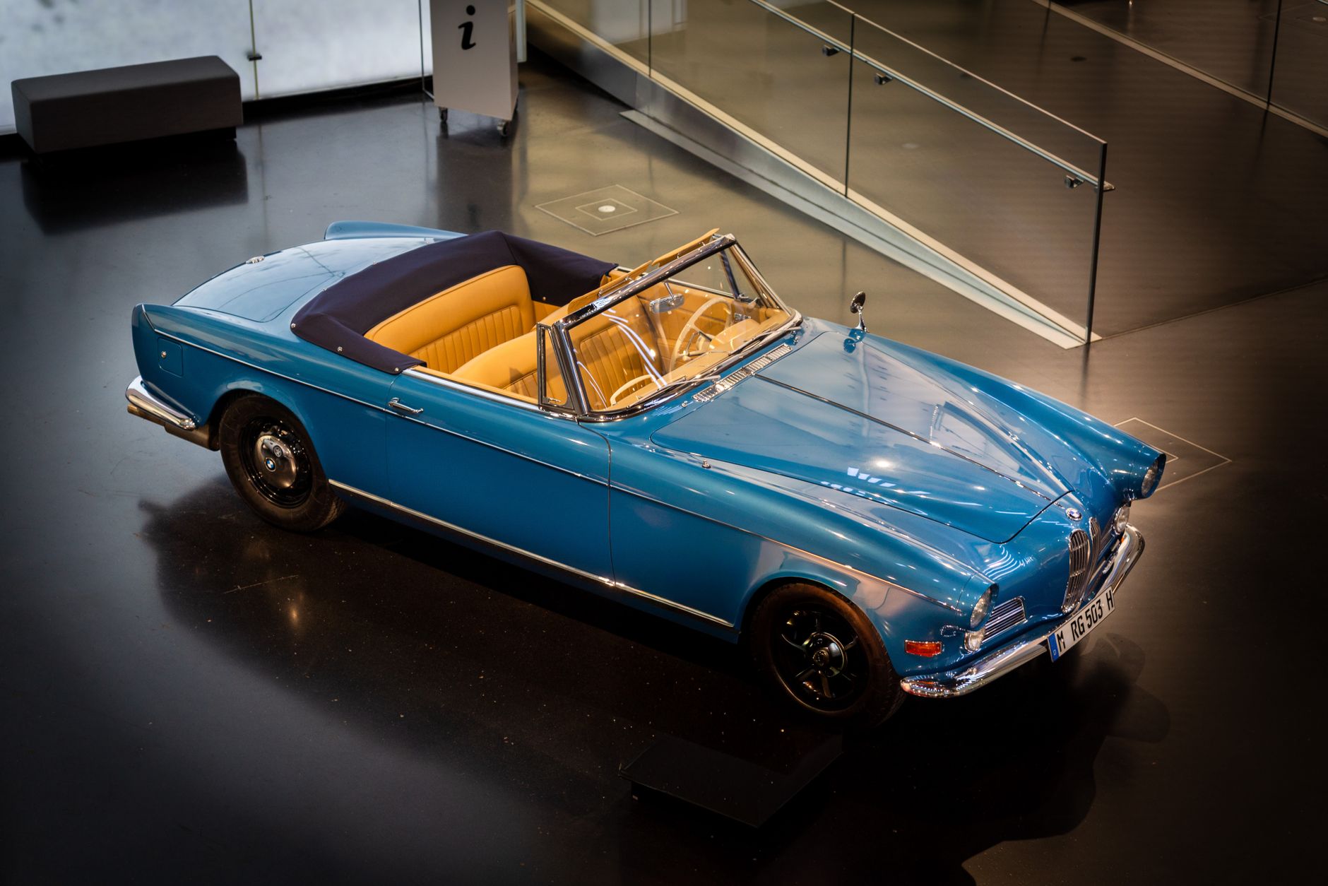 BMW 503 convertible clásico expuesto en el museo de Múnich