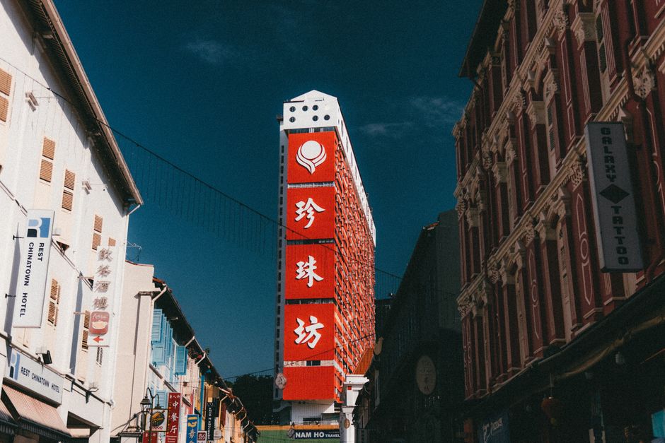 Calle de Chinatown en Singapur con edificio rojo emblemático
