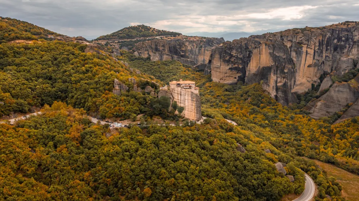 Monasterios de Meteora sobre las rocas en Grecia continental
