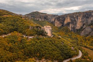 Monasterios de Meteora sobre las rocas en Grecia continental