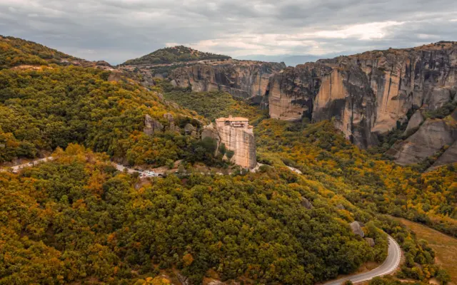 Monasterios de Meteora sobre las rocas en Grecia continental