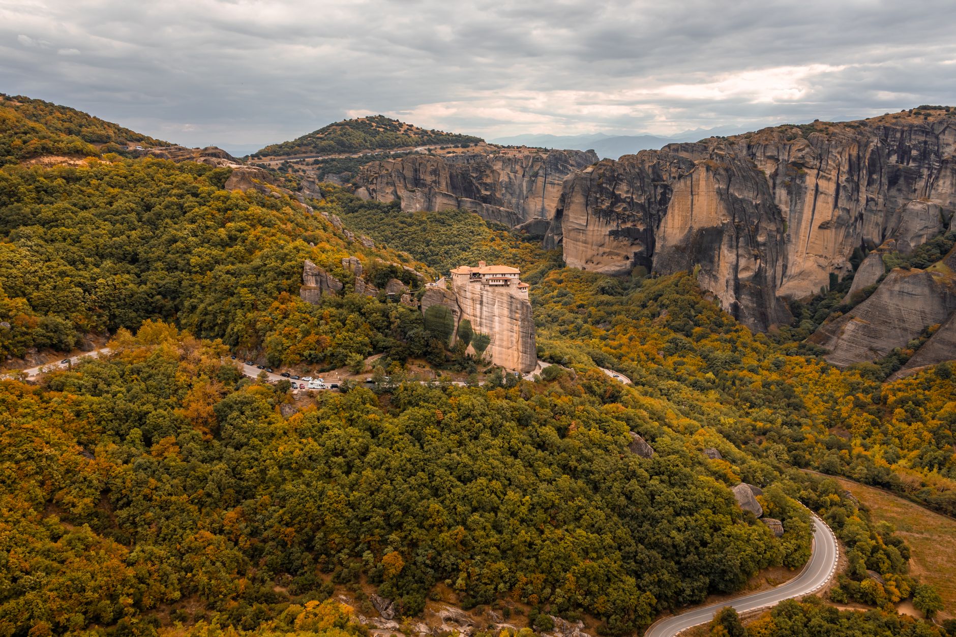Monasterios de Meteora sobre las rocas en Grecia continental