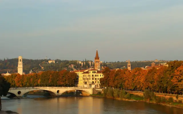 Ponte Pietra sobre el río Adigio en Verona en otoño
