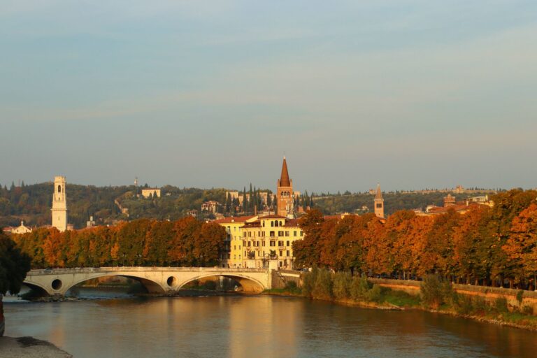 Home Elementor 7 Ponte Pietra sobre el río Adigio en Verona en otoño