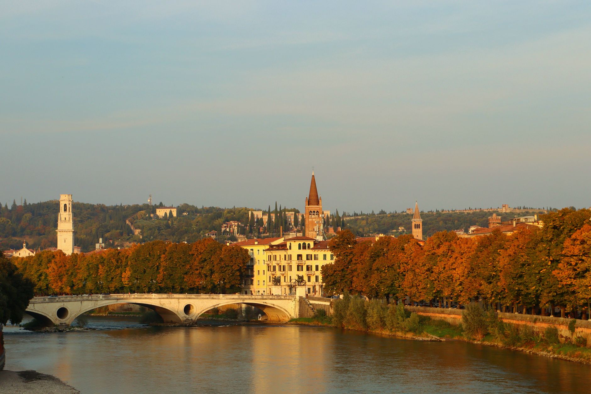 Ponte Pietra sobre el río Adigio en Verona en otoño