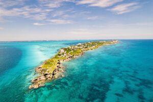 Vista aérea de Isla Mujeres con aguas turquesas del Caribe mexicano