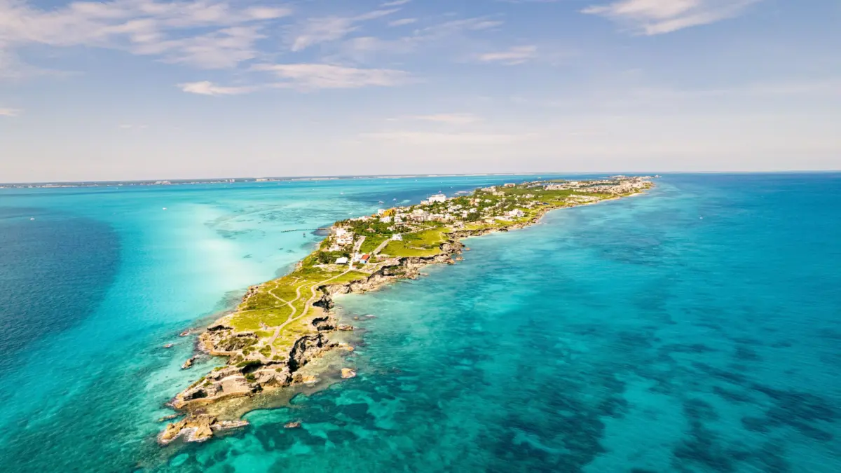 Vista aérea de Isla Mujeres con aguas turquesas del Caribe mexicano